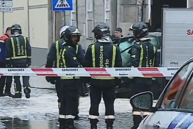 Carro despista-se contra casa e mata condutor e mulher que ia a passar na rua