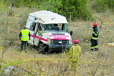 Ambulância despistou-se numa curva acentuada no ramal de acesso à A22 e capotou várias vezes numa ribanceira