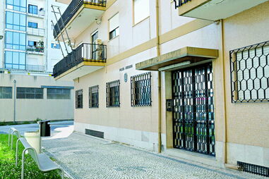 Homem aperta o pescoço e viola namorada após discussão em Fafe