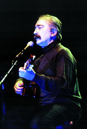 José Mário Branco em atuação em 1998.