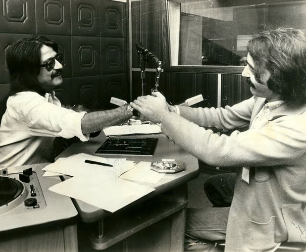 José Mário Branco com o radialista António Macedo na Rádio Comercial