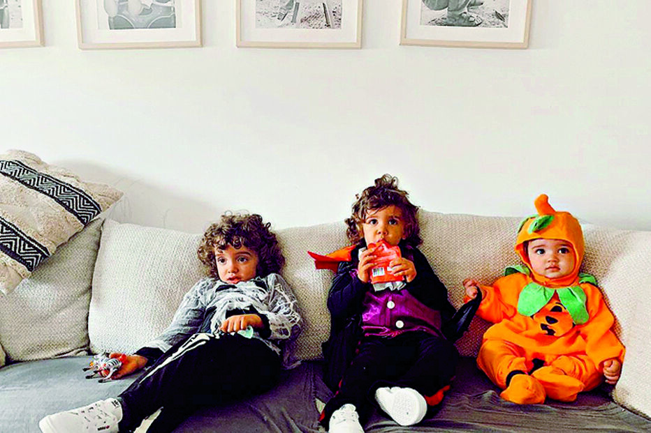 Carolina Deslandes mostrou os três filhos  