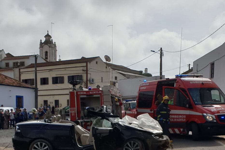 Colisão entre dois veículos em Santiago do Cacém corta EN120