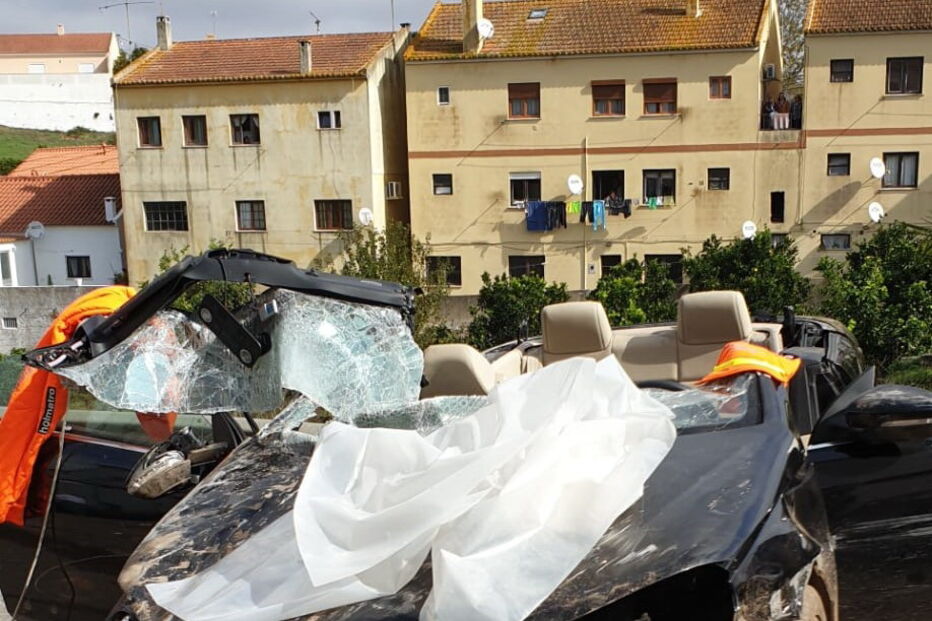 Colisão entre dois veículos em Santiago do Cacém corta EN120