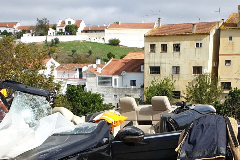 Colisão entre dois veículos em Santiago do Cacém corta EN120