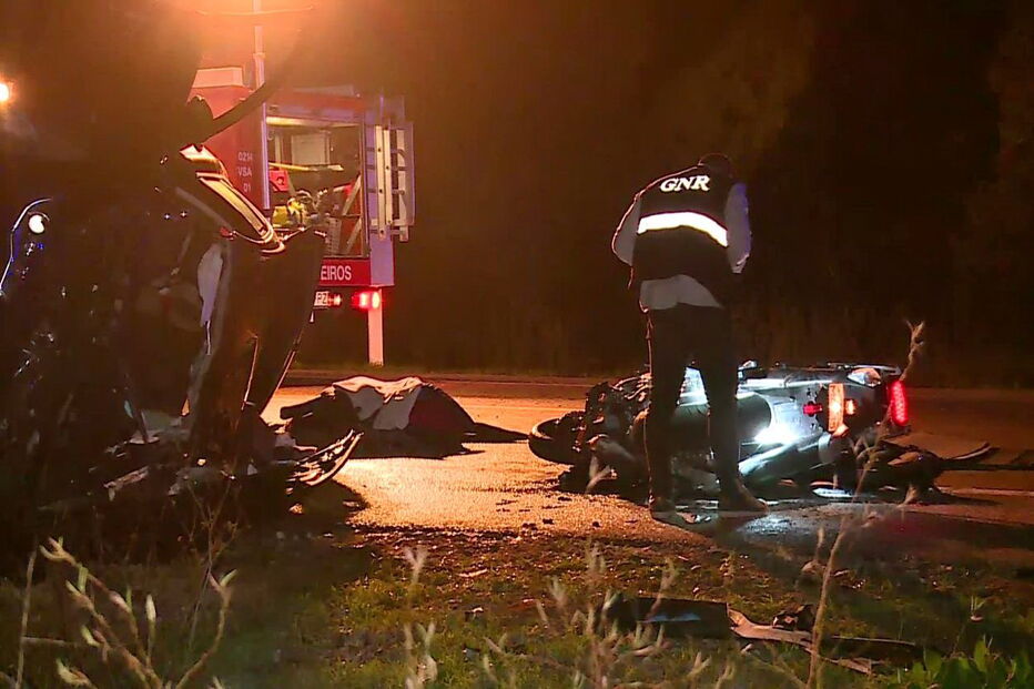 Três mortos e três feridos em violenta colisão entre carro e mota no IP2