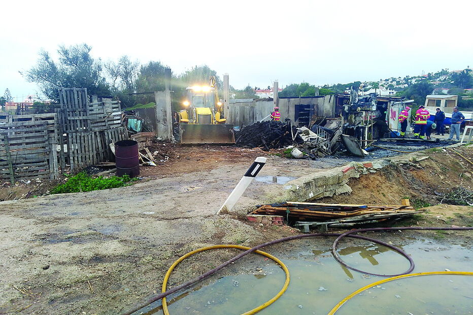 Bombeiros combateram o incêndio e ficaram no local até de manhã 