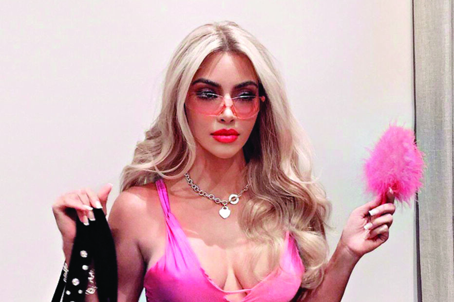 De cor-de-rosa, Kim Kardashian inspirou-se no filme ‘Legalmente Loira’ com Reese Witherspoon