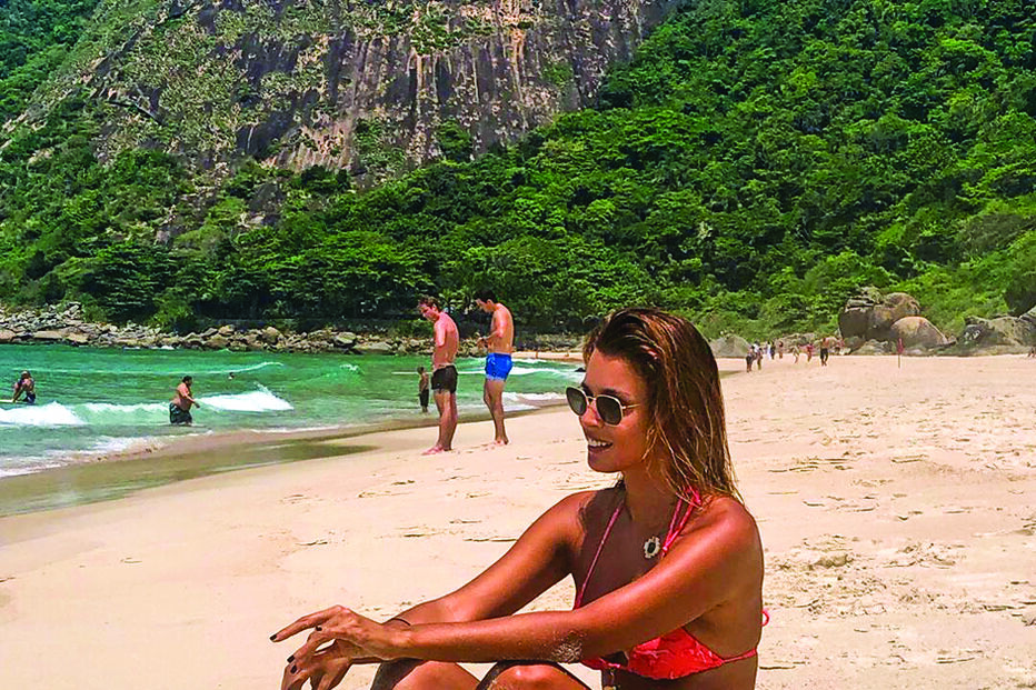 Maria Cerqueira Gomes numa praia do Rio de Janeiro