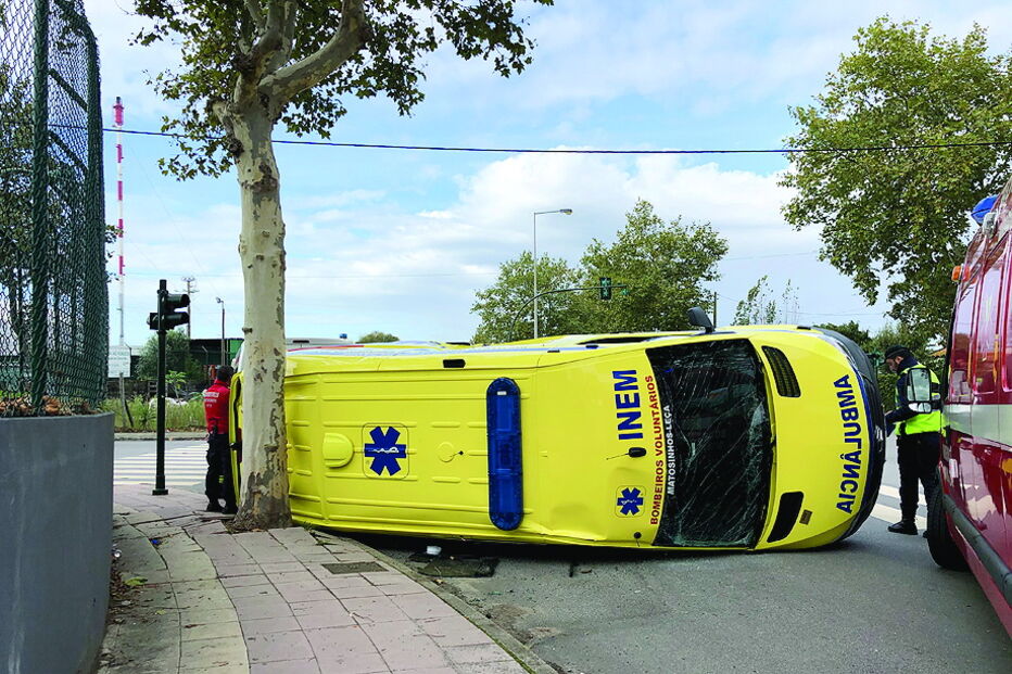 Acidente envolveu ambulância 