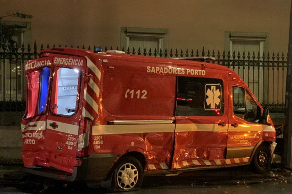 Colisão entre carro e ambulância faz dois feridos no Porto