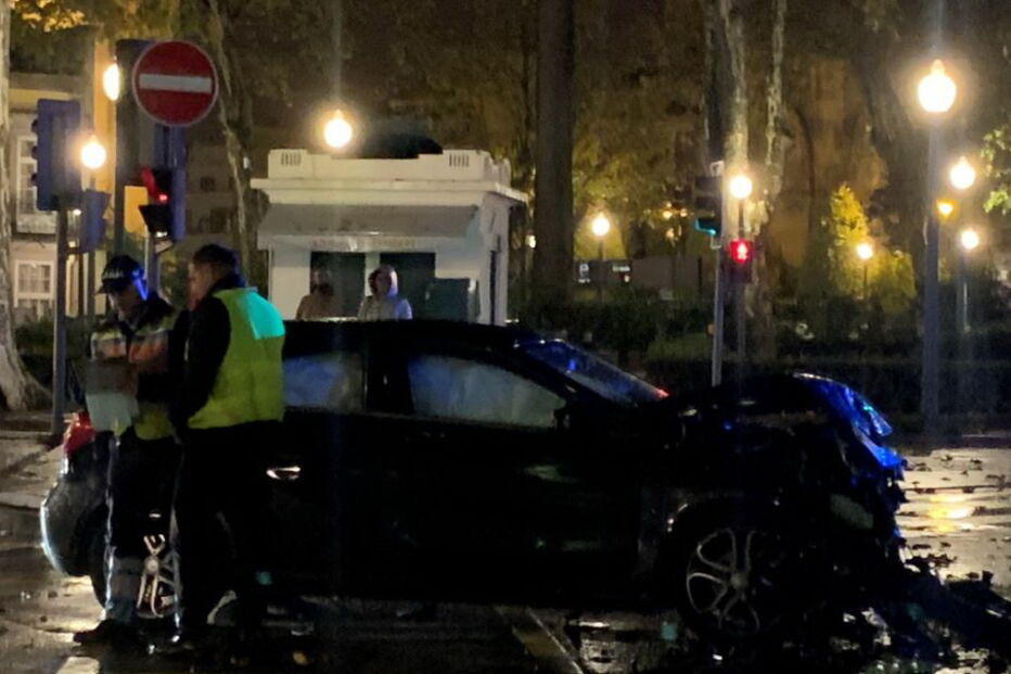 Colisão entre carro e ambulância faz dois feridos no Porto