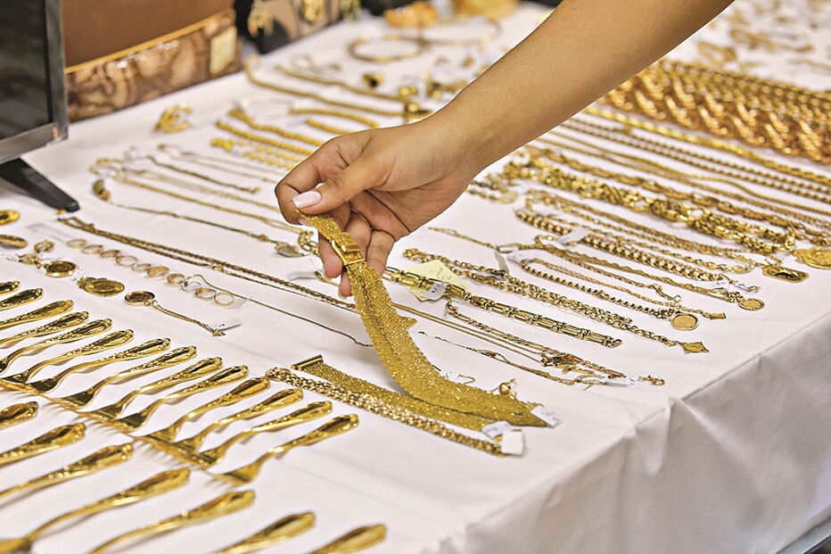 Artigos em ouro furtados foram adquiridos por ourivesarias e lojas de penhores 