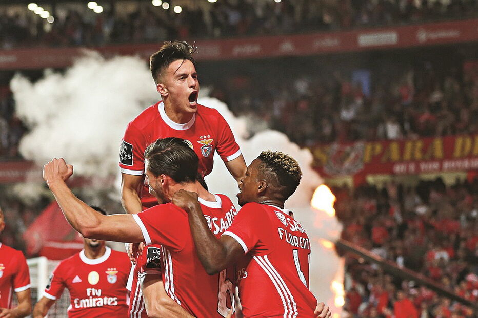 Rúben Dias saudado pelos colegas após o primeiro golo do Benfica 