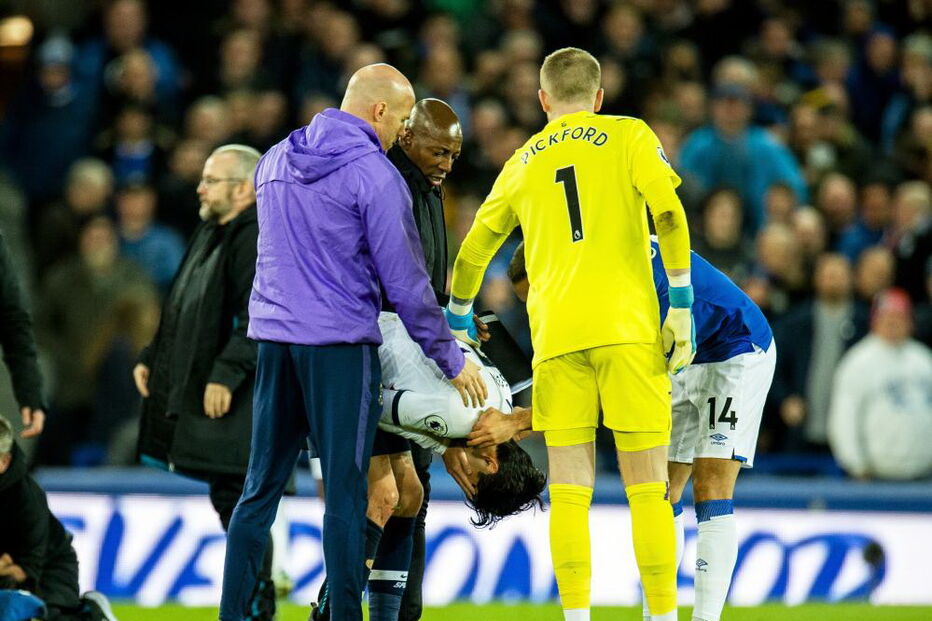 O desespero e as lágrimas do adversário de André Gomes após arrepiante lesão do português