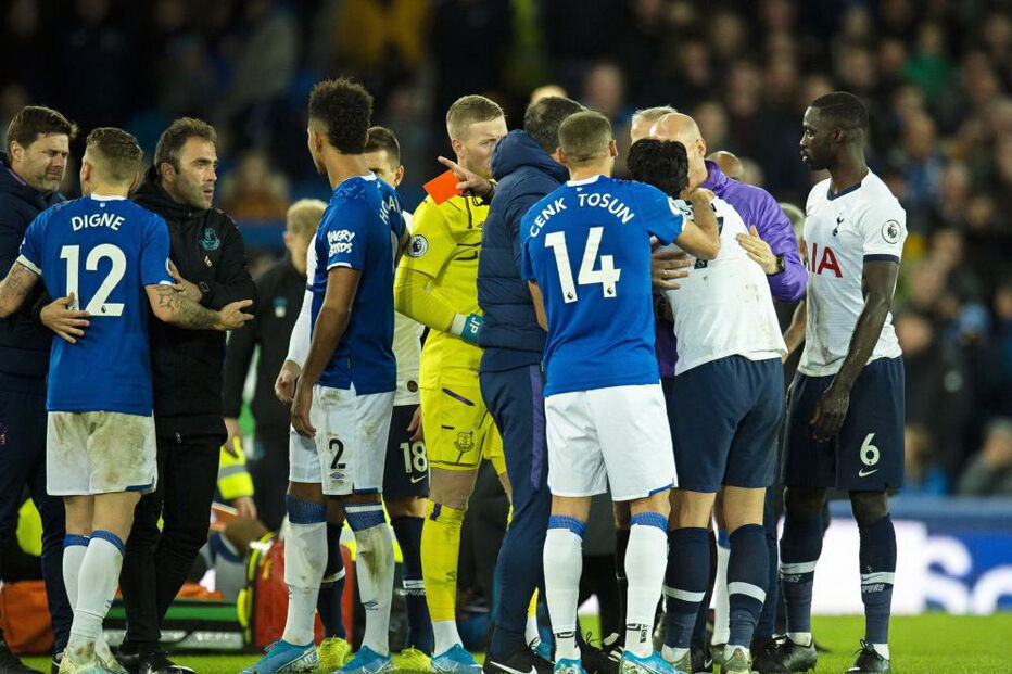 O desespero e as lágrimas do adversário de André Gomes após arrepiante lesão do português