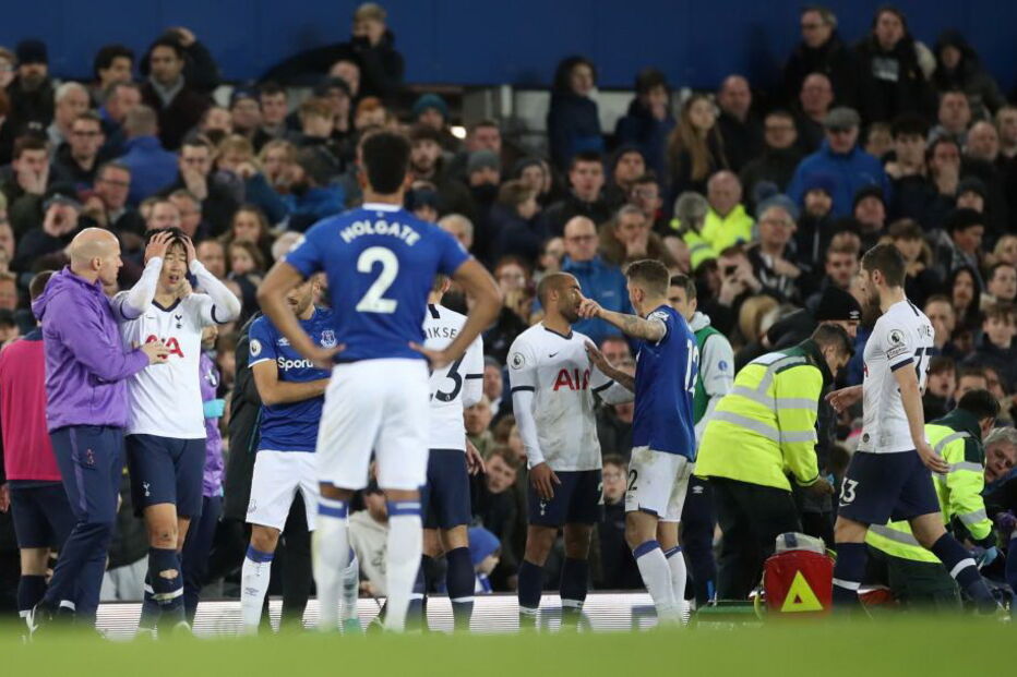 O desespero e as lágrimas do adversário de André Gomes após arrepiante lesão do português