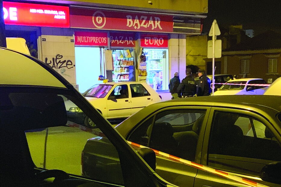 Assaltantes entraram na loja de conveniência Bazar com uma arma de fogo e ameaçaram o proprietário 