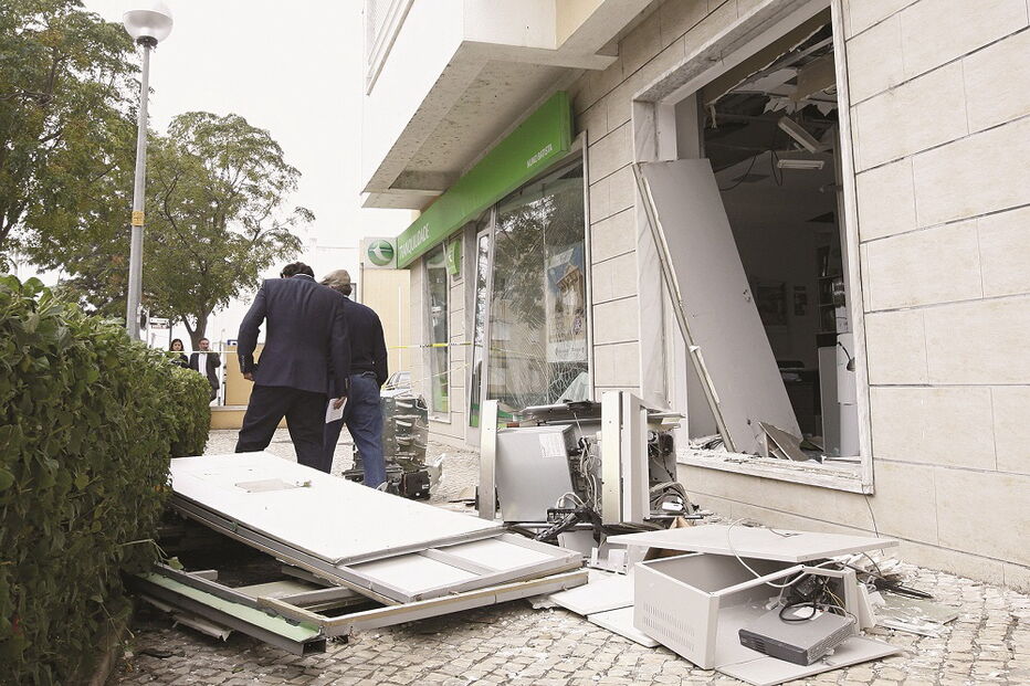 Edifício de uma companhia de seguros no Carregado ficou danificado após um assalto à caixa multibanco com recurso a explosão 
