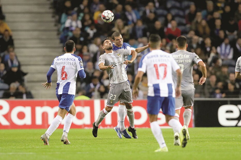 Portista Pepe salta mais alto do que Mohammadi. Central ganhou quase todos os lances ao avançado do Aves 