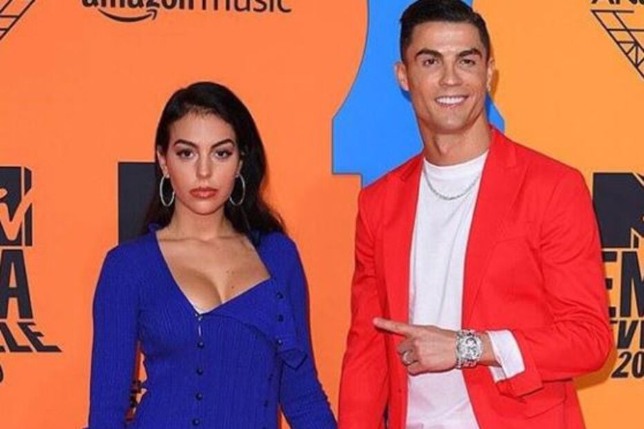Ronaldo surge ao lado de Georgina em gala da MTV