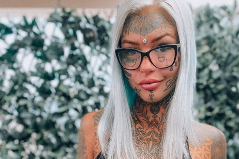 Jovem gasta 23 mil euros para pintar olhos de azul e fica cega