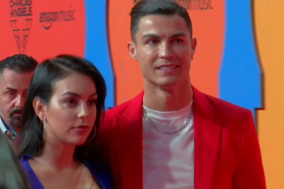 Cristiano Ronaldo desfila na 'Red Carpet' dos MTV Europe Music Awards 2019
