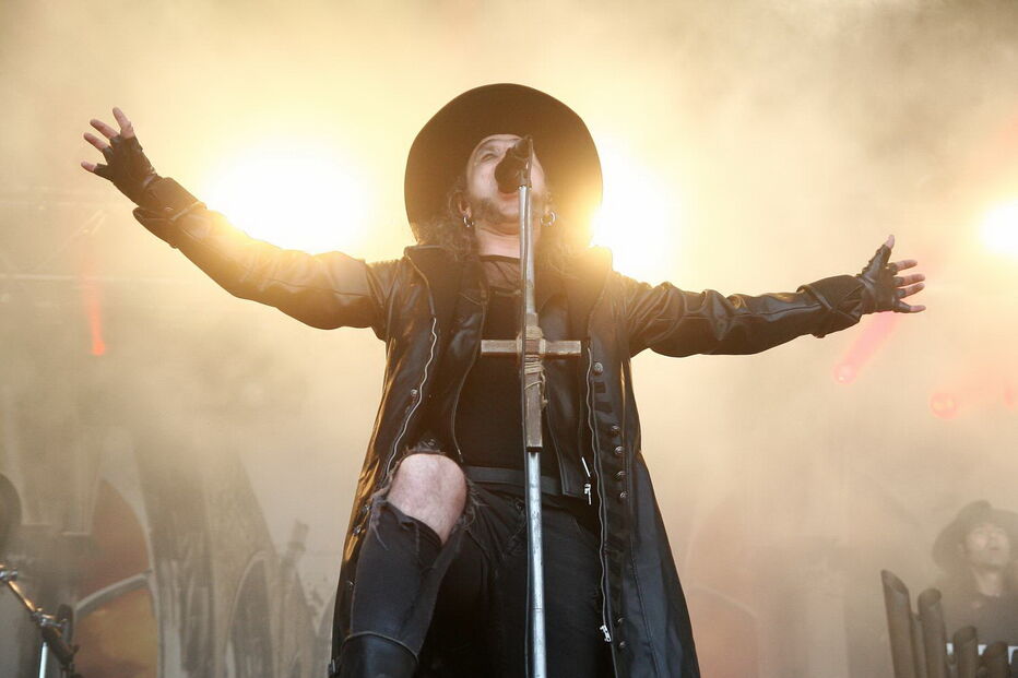 Vocalista dos Moonspell durante atuação