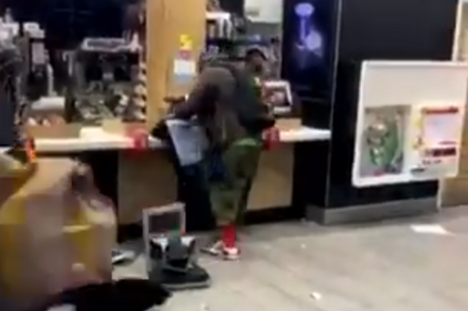 Homem destrói caixas do McDonald’s e ameaça funcionários 