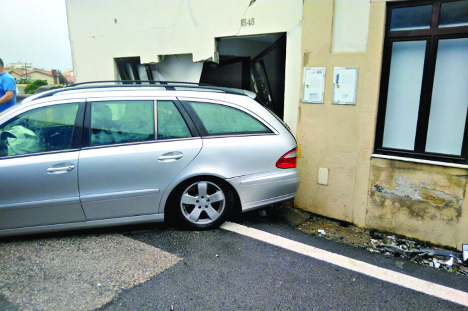 Viatura destruiu muro do quarto 
