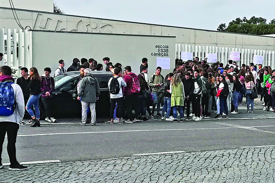 Dezenas de alunos participaram no protesto que decorreu no exterior da secundária de Caneças