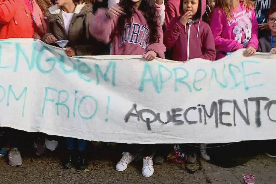 Alunos em protesto devido à falta de condições em escola do Monte da Caparica