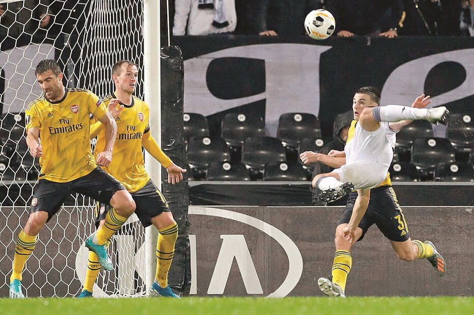 Com este remate acrobático Bruno Duarte fez o golo do empate do Vitória de Guimarães