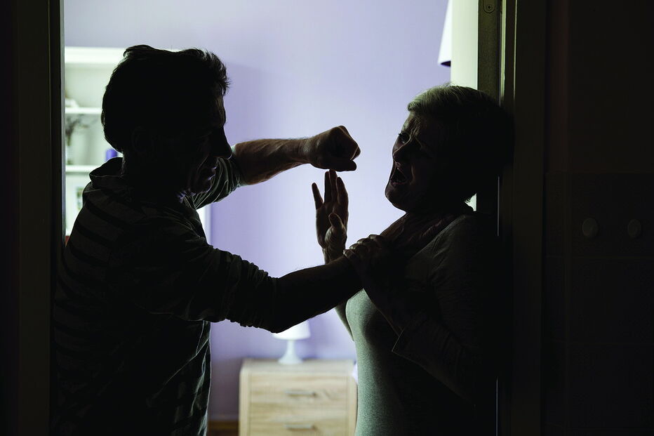 Vítima revelou durante o julgamento que o agressor a ameaçou, agrediu e chegou a obrigá-la a manter relações sexuais   