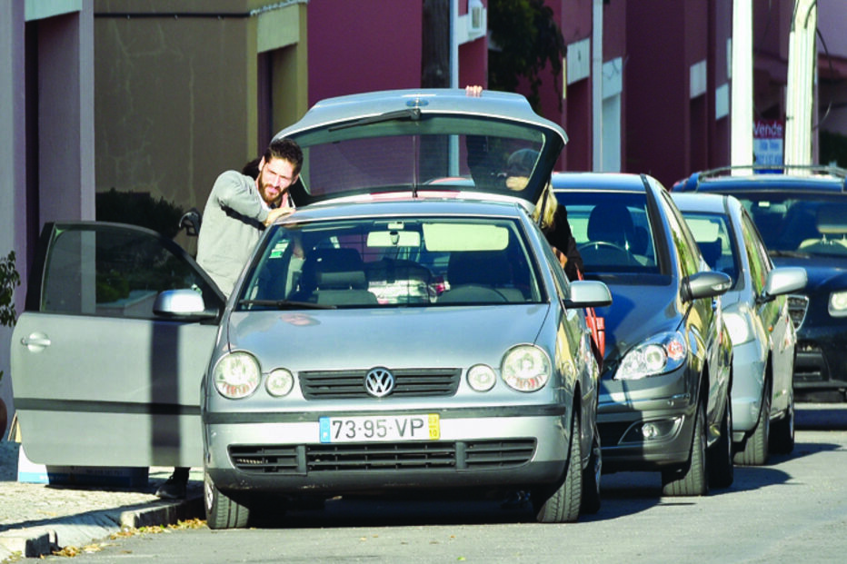 O ator a chegar a casa após dois meses internado no hospital 