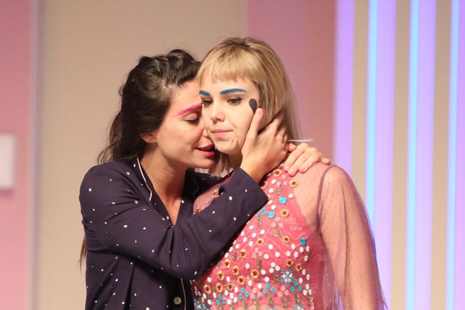 Carolina Carvalho e Filipa Areosa na peça 'Doença da Juventude'