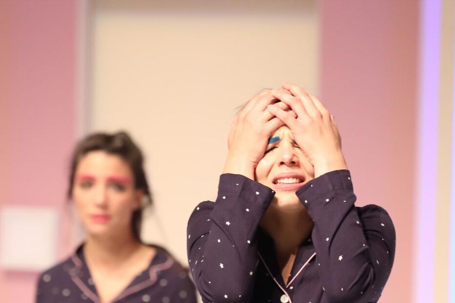 Carolina Carvalho e Filipa Areosa na peça 'Doença da Juventude'