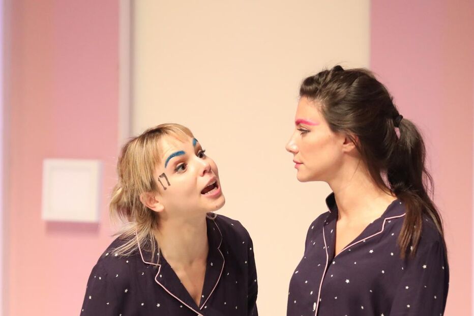 Carolina Carvalho e Filipa Areosa na peça 'Doença da Juventude'