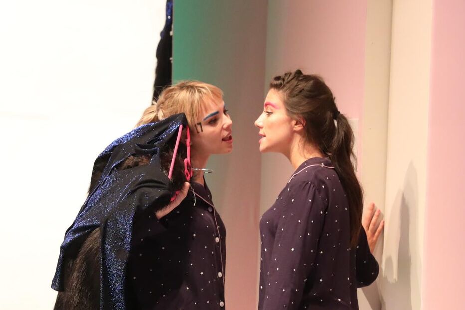 Carolina Carvalho e Filipa Areosa na peça 'Doença da Juventude'