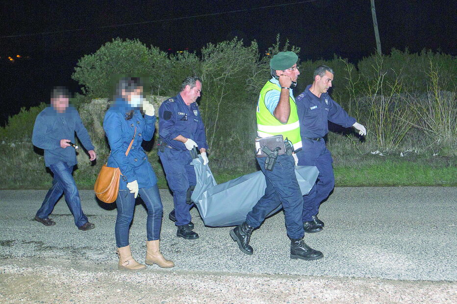 Corpo a ser recolhido pela polícia a 17 de outubro de 2015. Foi a autópsia feita nos dias seguintes que permitiu identificar a vítima 
