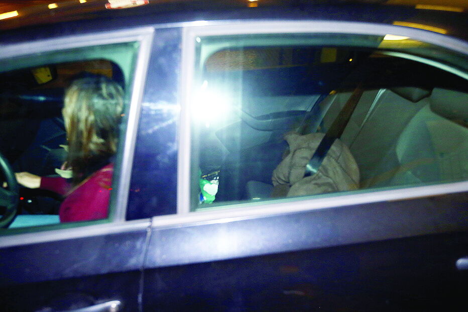 Mulher de 22 anos foi filmada a atirar filho para o ecoponto