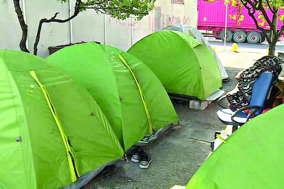 São várias as tendas junto ao terminal de Santa Apolónia, em Lisboa