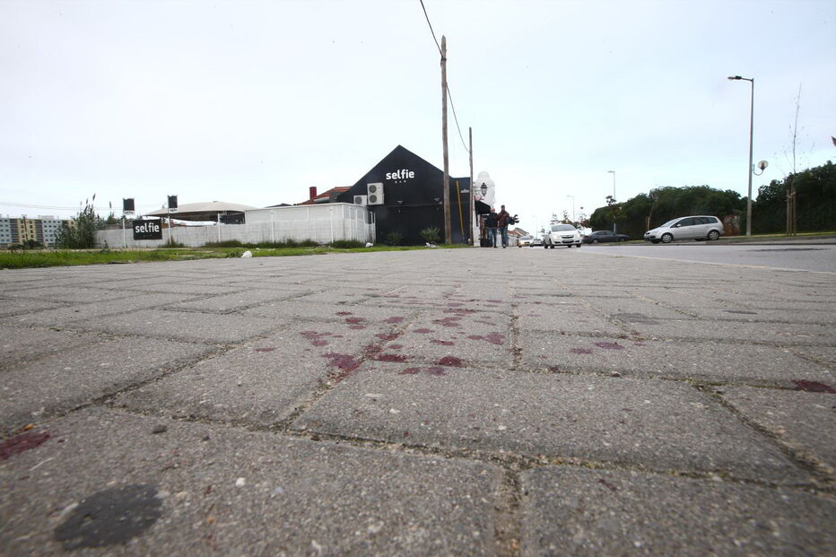 Homem baleado em zona de bares no Seixal	
