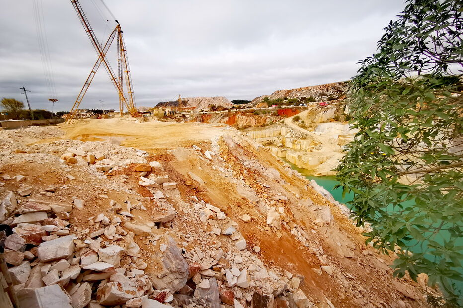 Condutor de camião morre após queda no interior de pedreira em Vila Viçosa