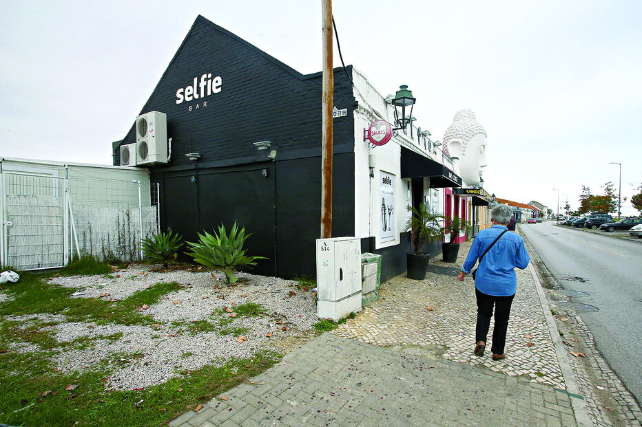 Homem de 31 anos sofreu ferimentos graves após ter sido baleado à saída de um bar, no Seixal