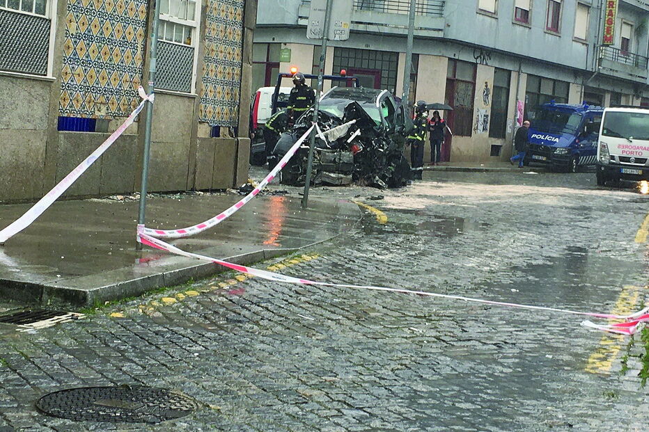 Carro ficou destruído após colidir de frente contra casa, matando o condutor e um peão