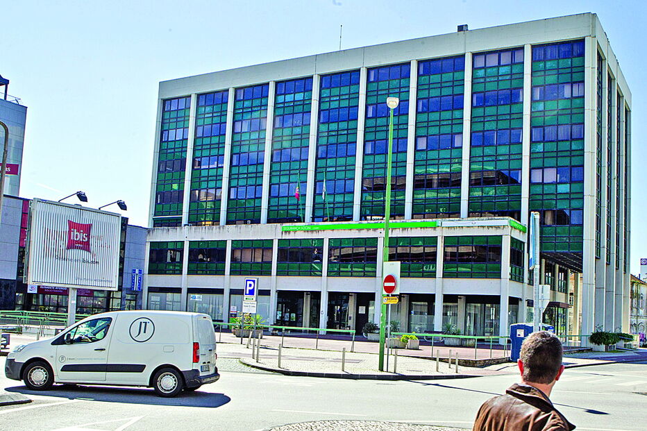 Funcionária trabalhava no Centro Distrital de Coimbra da Segurança Social, onde foi detida em março pela PJ