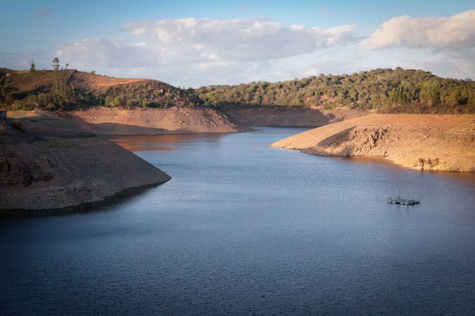 A barragem do Pego do Altar, deixou visível uma ponte submersa há 18 anos, mas basta olhar para as marcas do nível da água nas duas margens para se perceber que a capacidade de armazenamento da barragem, Alcácer do Sal, 07 de novembro de 2019. Os produtores de arroz são os mais afetados pela falta de água nas barragens de Vale de Gaio e Pego do Altar, em Alcácer do Sal