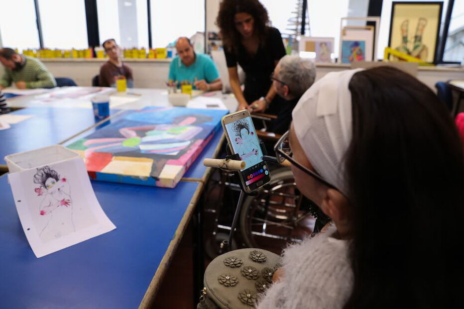 Pessoas com deficiência desenham e pintam no ateliê do projeto “CRU - O Corpo (Im)Perfeito”, da Associação de Paralisia Cerebral de Coimbra 