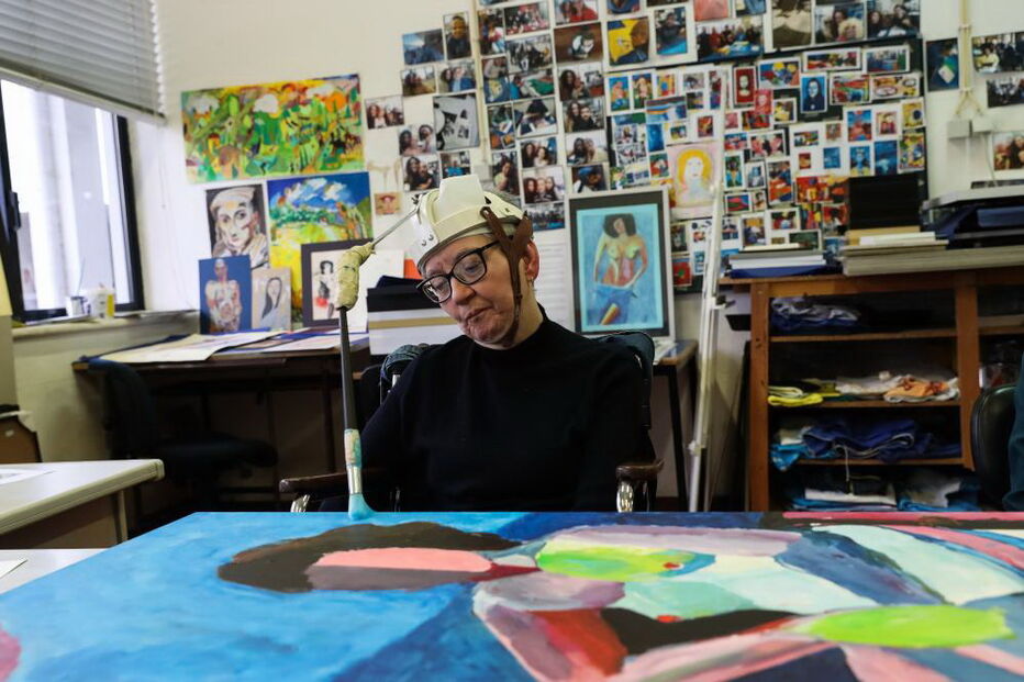 Pessoas com deficiência desenham e pintam no ateliê do projeto “CRU - O Corpo (Im)Perfeito”, da Associação de Paralisia Cerebral de Coimbra 